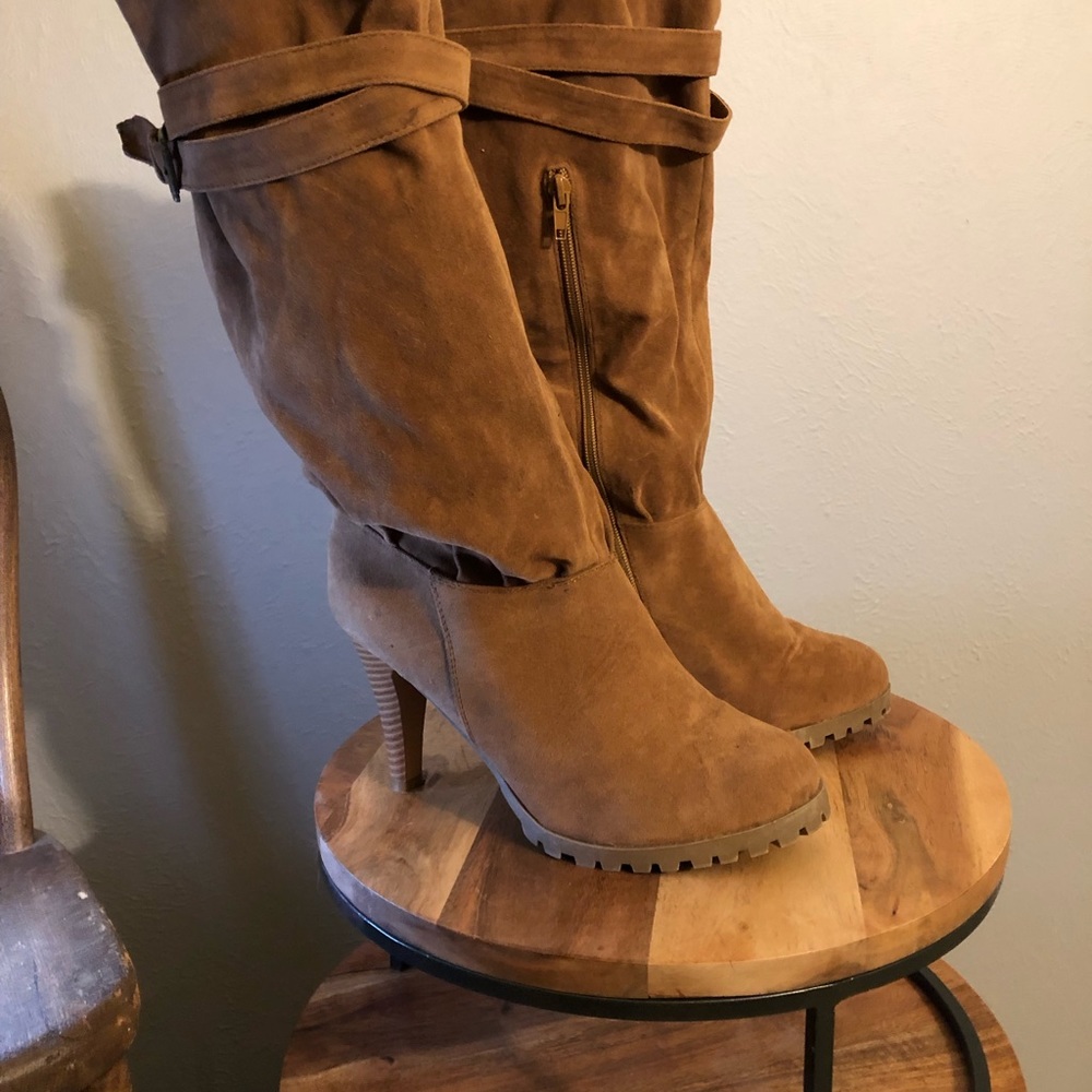 Women’s heeled boots tan suede, size 10